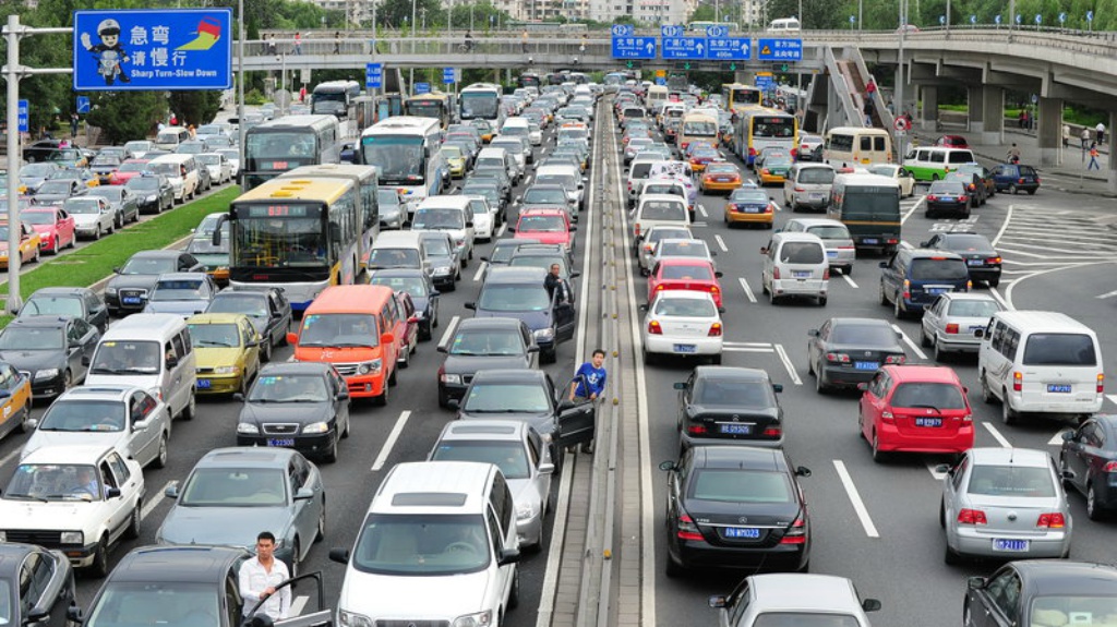 La venta de coches en China ha caída cerca del 20%; en híbridos, más del 50%.