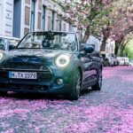 MINI invita a iniciar la primavera con su sidewalk convertible.