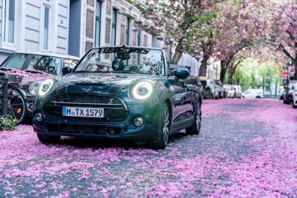 MINI invita a iniciar la primavera con su sidewalk convertible.