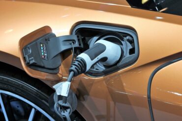 electricos e hibridos usan un inversor AC-DC