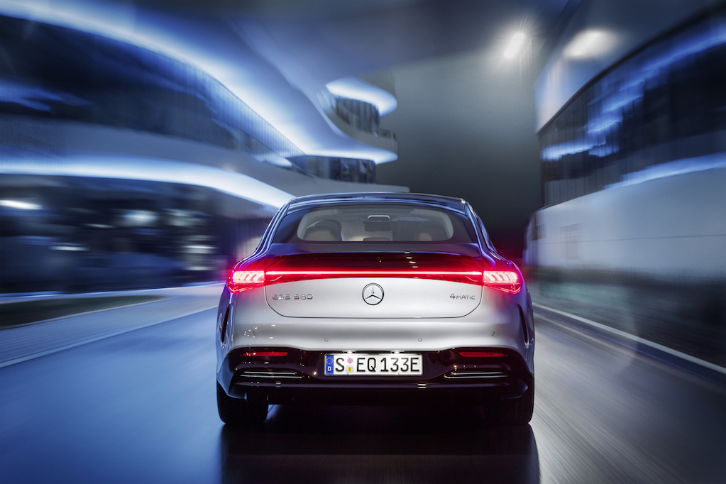 Mercedes-Benz presenta EQS el sedán de lujo que redefine la historia 