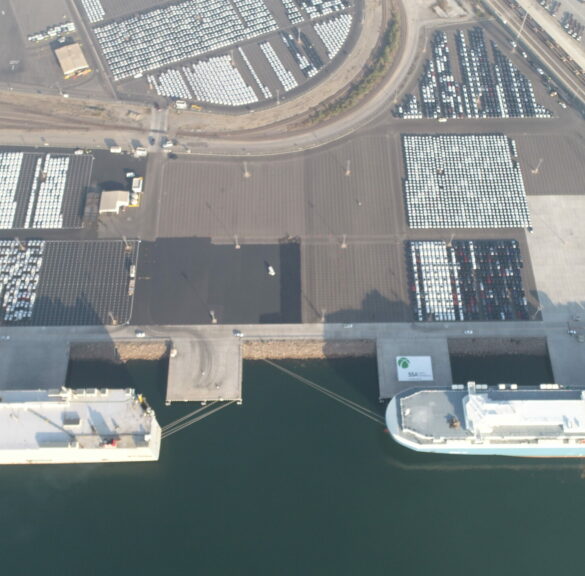 Vista aérea de la Terminal Especializada en Automóvles del puerto de Lázaro Cárdenas