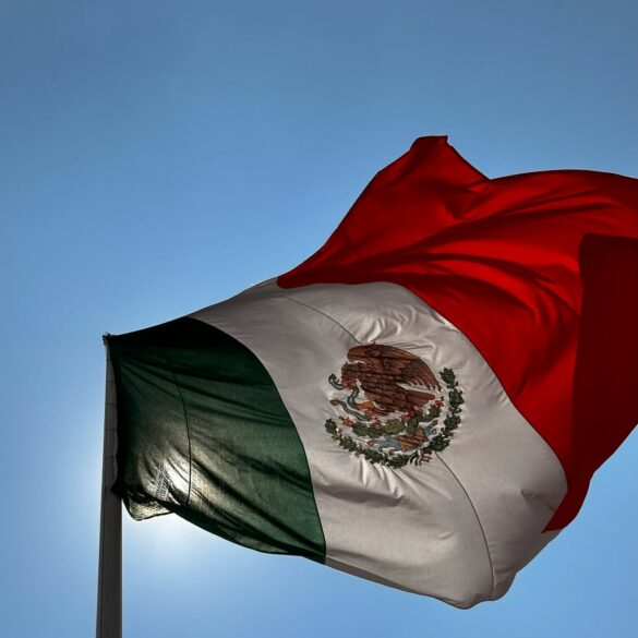 Bandera de México ondea bajo un cielo azul