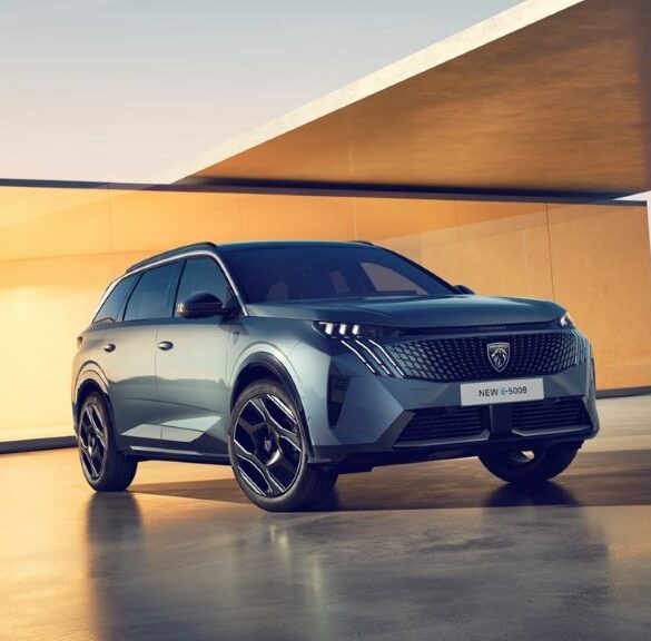 PEUGEOT 5008, una SUV 100% eléctrica cuenta con más de 40 asistencias de manejo