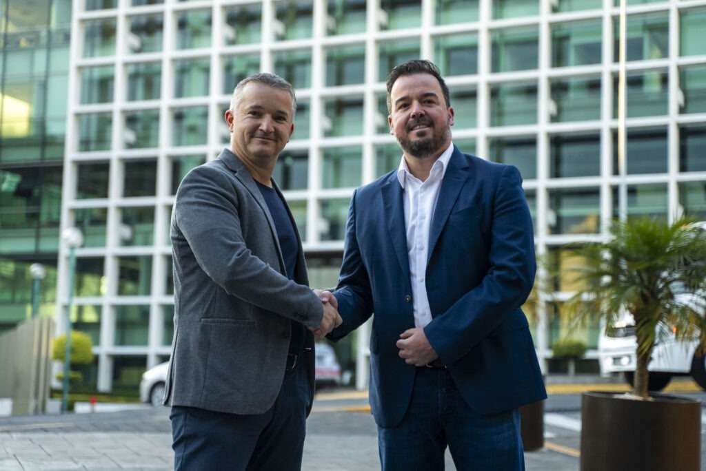 Raymundo Cavazos, Director General de Volvo Car México y Alejandro Vázquez Ochoa, Director Ejecutivo Automotriz en Banco Santander México.