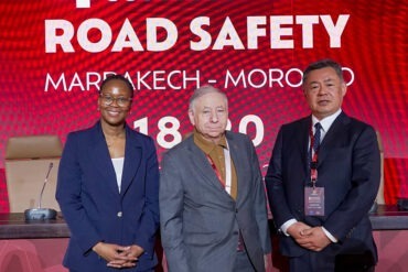 Nneka Henry, directora del Fondo de Seguridad Vial de las Naciones Unidas (izquierda), Jean Todt, enviado especial del Secretario General de las Naciones Unidas para la seguridad vial (centro), Hideaki Takaishi, director general de la División de Planificación de Seguridad de Honda (derecha)