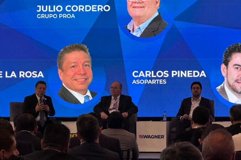 Julio Cordero, presidente de Grupo PROA de Argentina; Carlos Andrés Pineda, Presidente de Asopartes de Colombia y Roberto de la Rosa, Presidente de ARIDRA de México