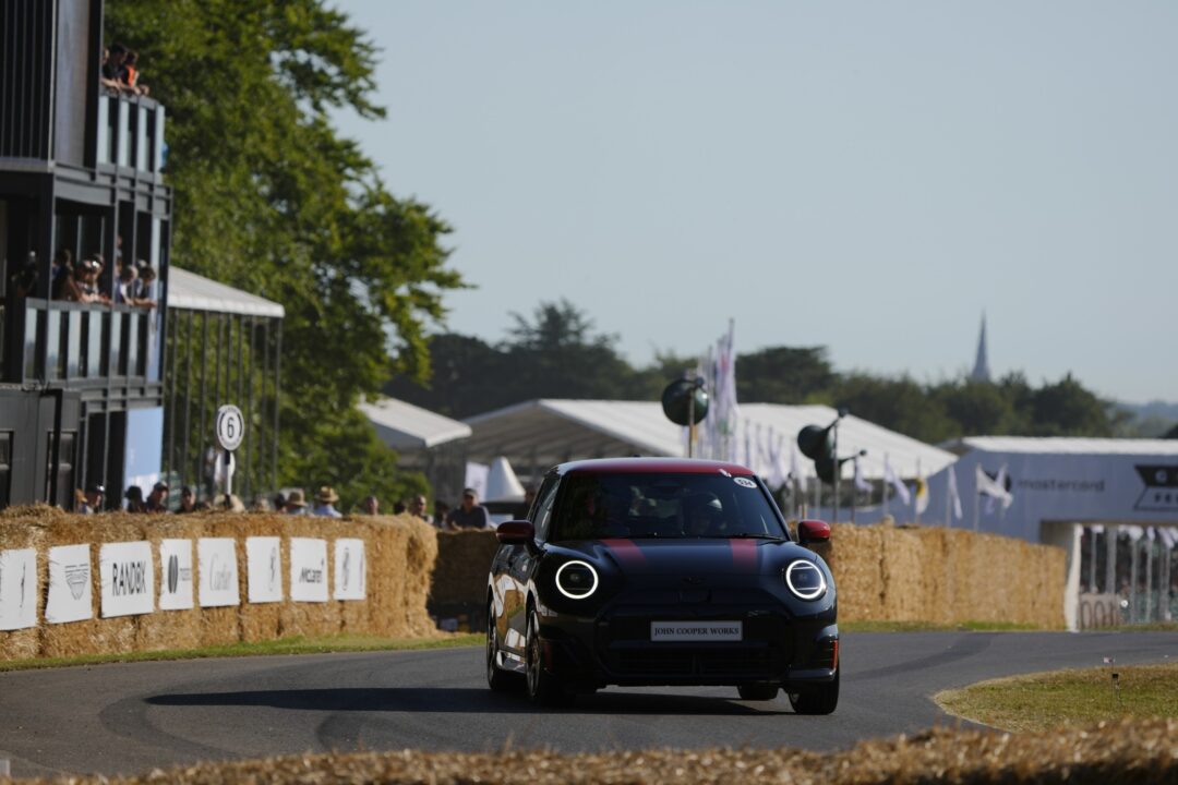 P90610871_lowRes_mini-at-goodwood-fes