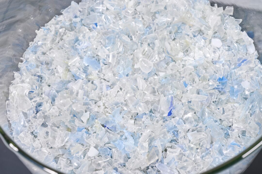 P90612650_lowRes_bottle-flakes-pet