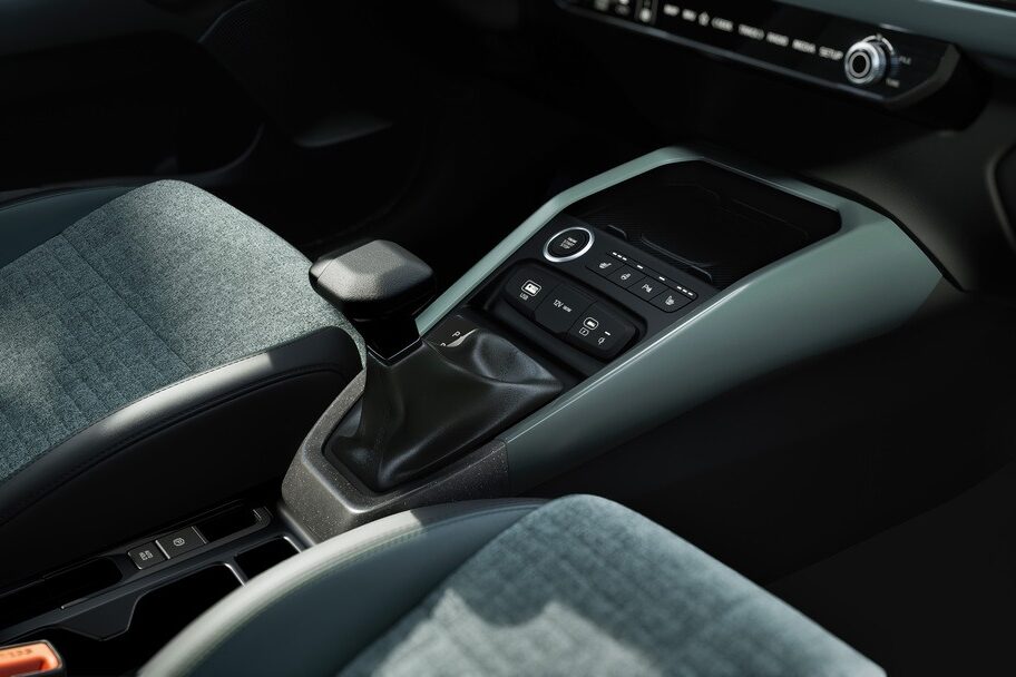 (Photo 13) The New Kia Stonic_INT_STD_Console