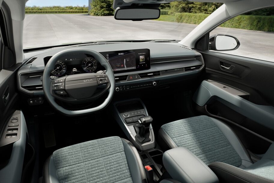 (Photo 14) The New Kia Stonic_INT_STD_Driver_no display (1)